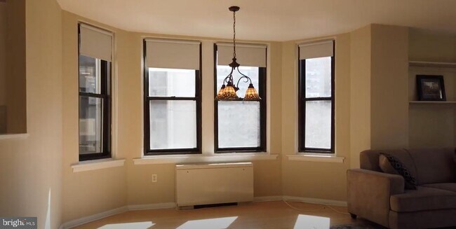Building Photo - 135 S 19th St