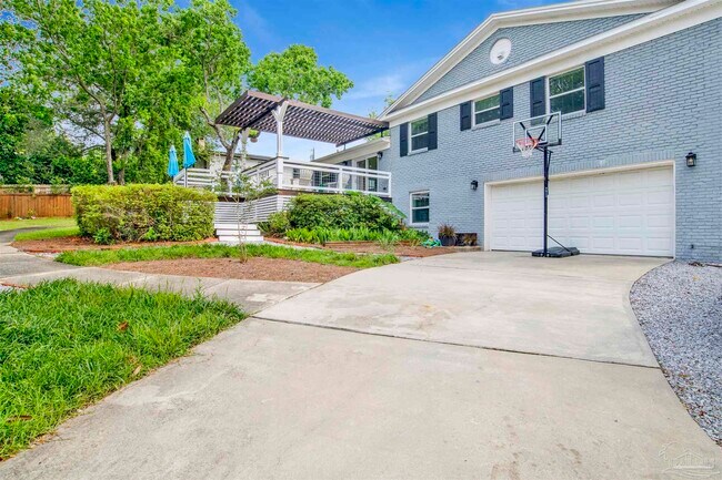 Building Photo - 421 Woodbine Dr