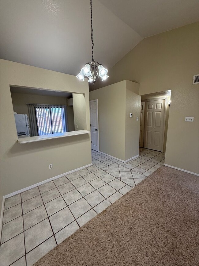 Building Photo - 2 Bedroom, 1 Bath Unit Available Now!