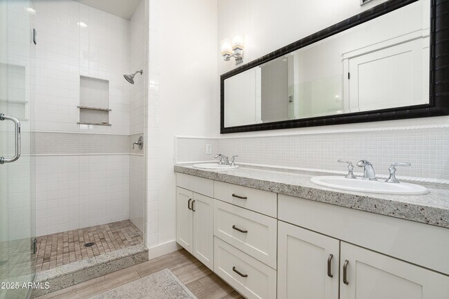 Building Photo - 4901 E Amelia Ave