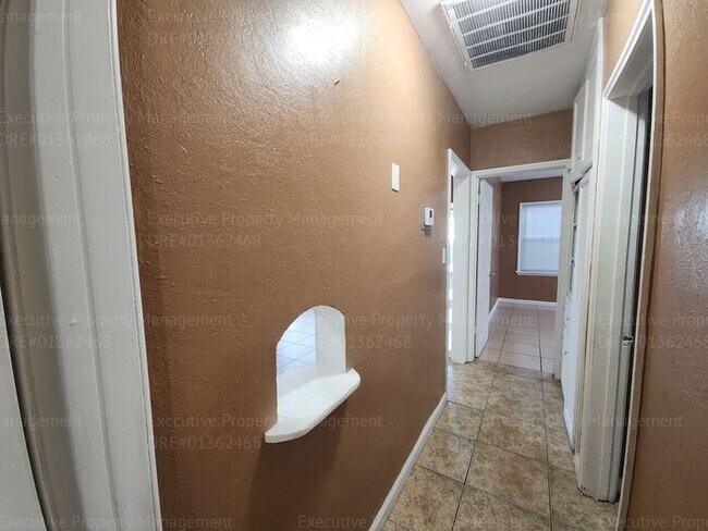 Building Photo - Charming 2 bedroom, 1 bathroom house near ...