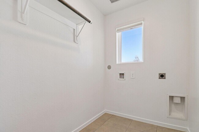 Building Photo - 416 Sunrise Ranch Dr