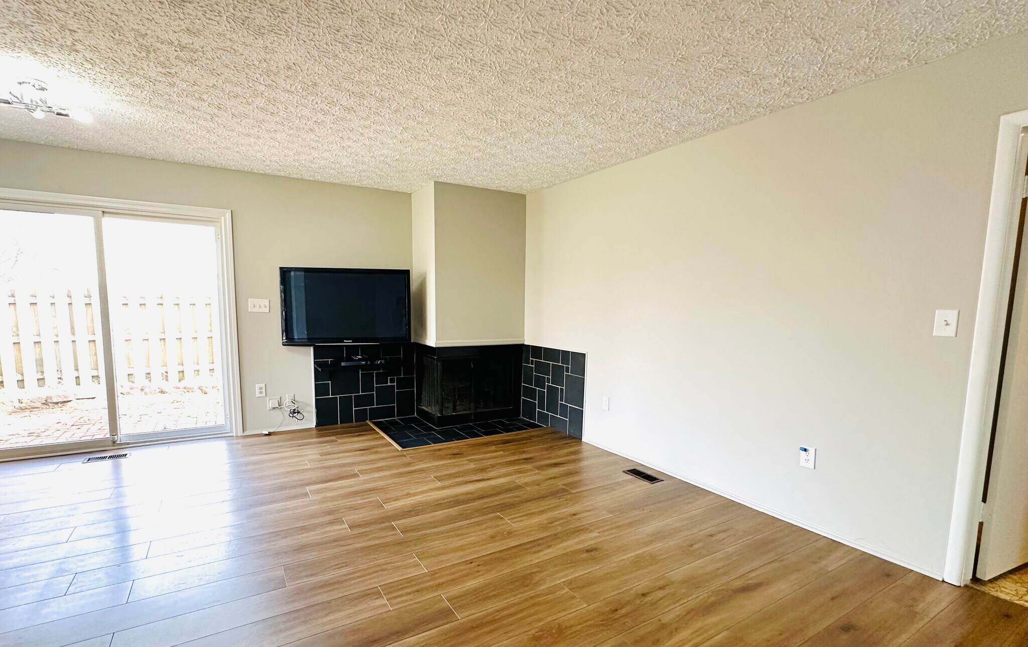 Building Photo - 537 Randall Dr