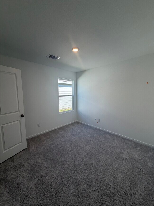 Building Photo - 662 Rd 590110