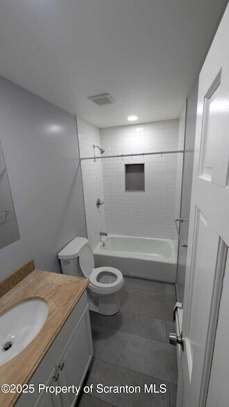 Building Photo - 124 Willow St