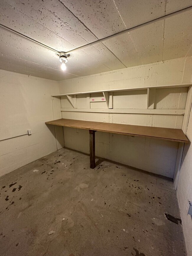 Building Photo - Charming 2bedroom could use one of the roo...