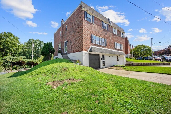 Building Photo - 857 Green Valley Dr
