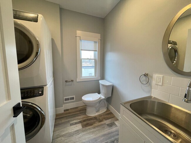 Building Photo - Beautiful One Bedroom in Cherry Hill - All Utilities Including WiFi are included!