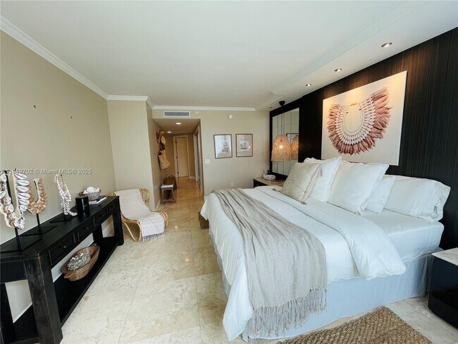 Building Photo - 16400 Collins Ave