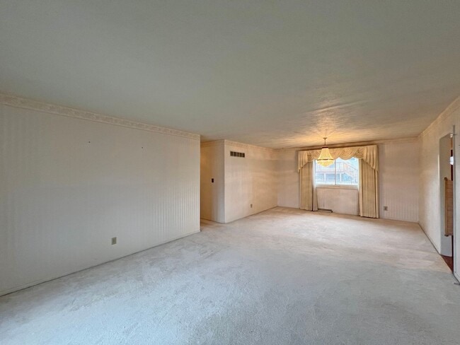 Building Photo - 4 Bedroom, 2 Bathroom Brick Ranch Home For Lease in Peoria, IL