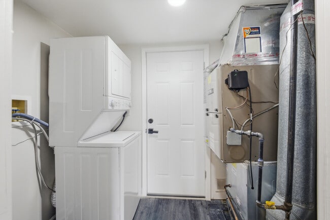 Building Photo - 1941 Quaker Hollow Ln