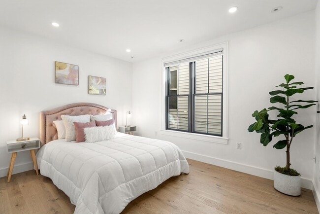 Building Photo - 57 Saratoga St