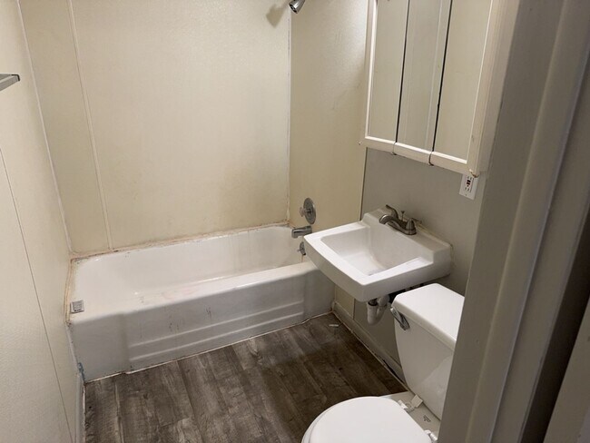 Building Photo - 3 Bedroom 1 Bath Basement Apartment