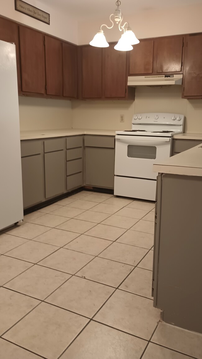 spacious Kitchen, plenty O cabinets - 2605 Treasure Hills Blvd