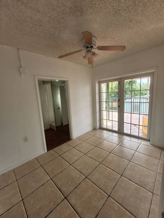 Building Photo - 120 NW 43rd Pl