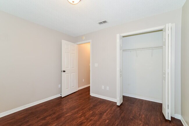 Building Photo - 4240 Forest Island Dr