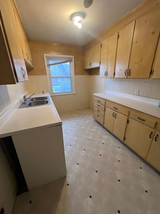 Building Photo - 110 S Grand Ave W