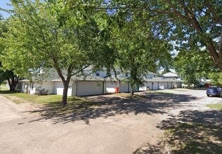 Building Photo - 2 Bedrooms, 1.5 Bathrooms with Attached Garage, Available Now!