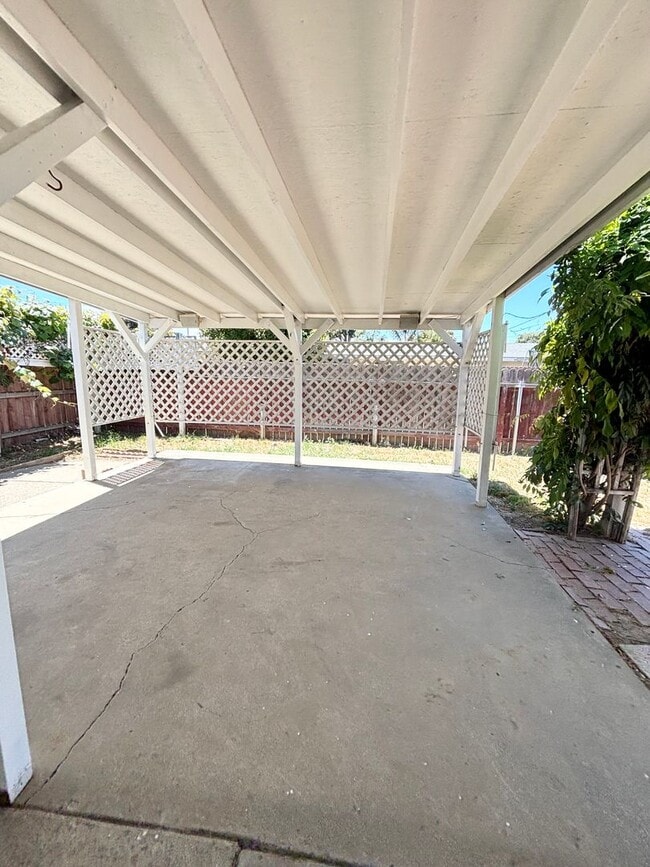 Building Photo - Lovely 3 Bedroom Home in Established Neigh...