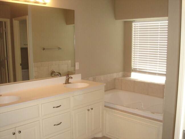 Building Photo - Open Plan - Edmond Schools - Must See
