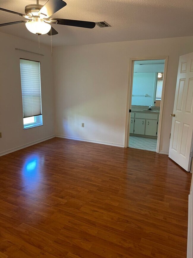 Building Photo - Adorable 2 bedroom 2 bath pool home in Seven Hills