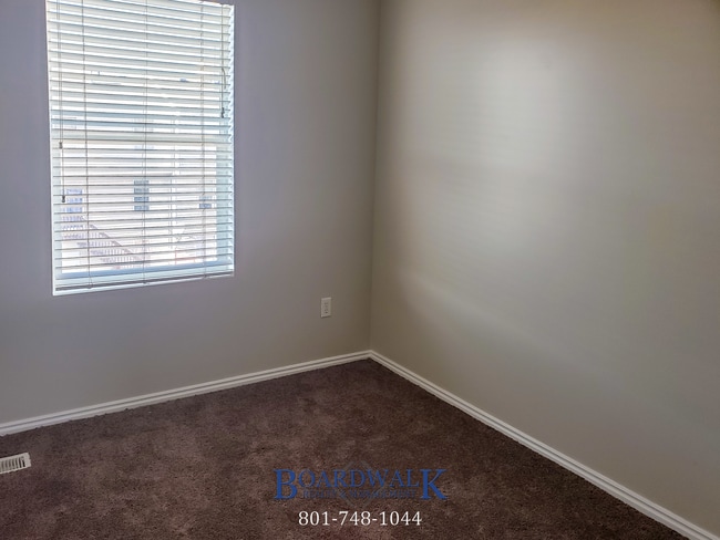 Building Photo - Incredible Townhome in WVC!