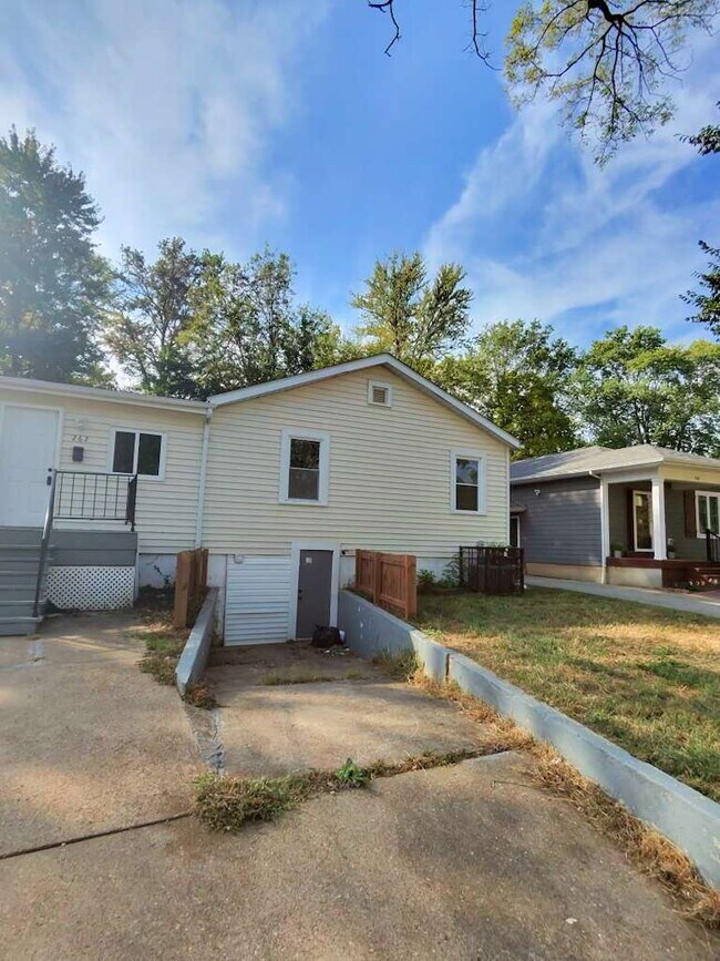 Primary Photo - Spacious and Comfortable Living on Buddie Avenue