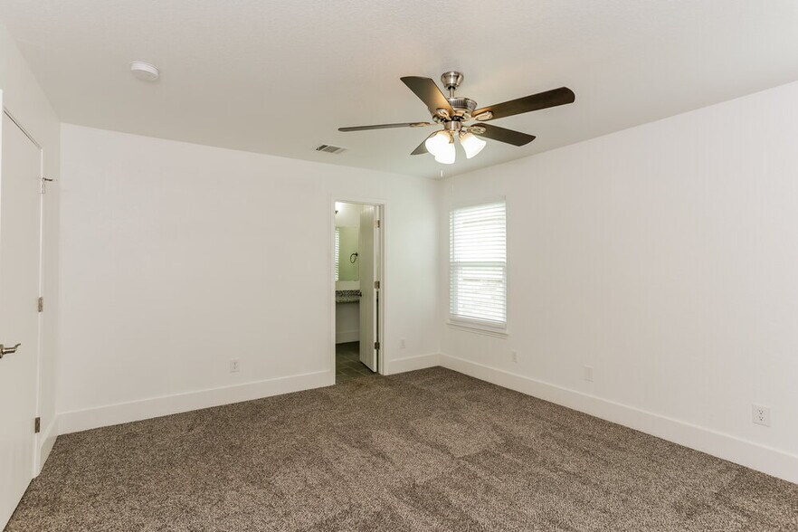 Building Photo - 1725 Vineridge Ln