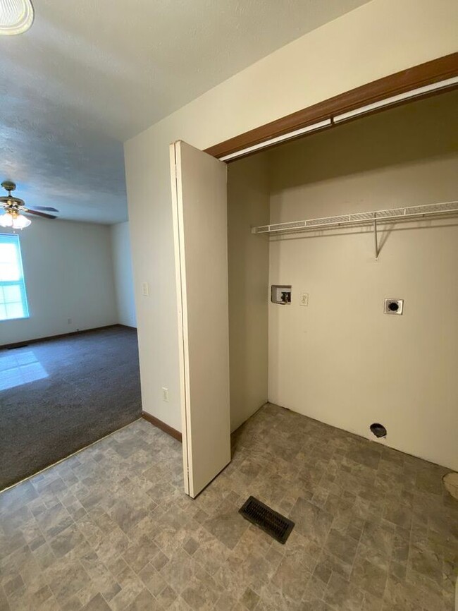 Building Photo - 2 Bedroom Apartment by the Maple Avenue Na...