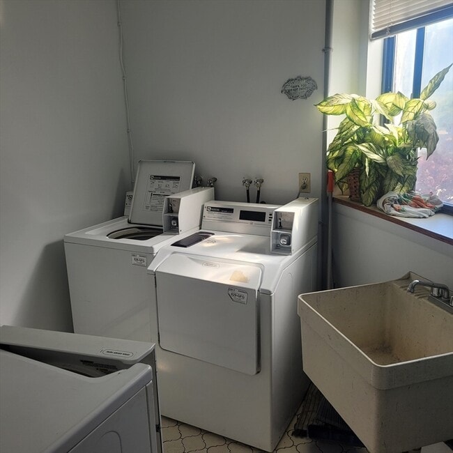 Building Photo - 935 Washington St