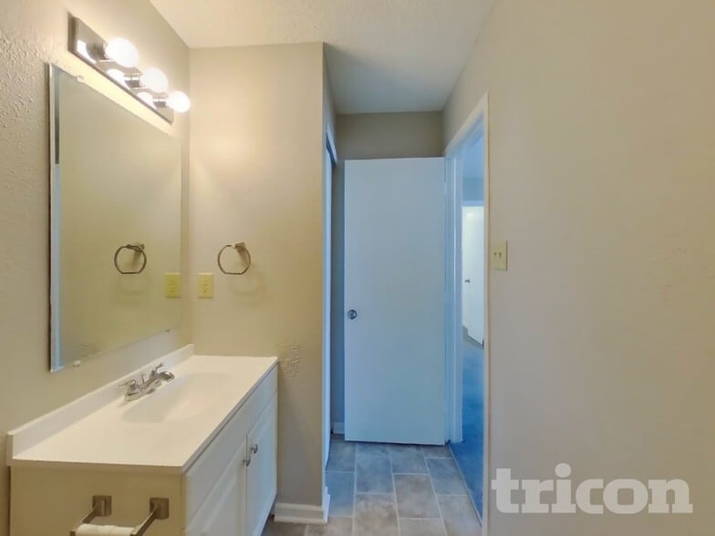 Building Photo - 121 Winterwood Dr