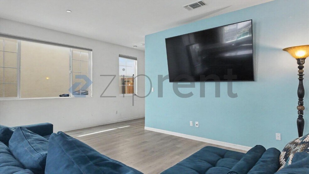 Building Photo - Unit
