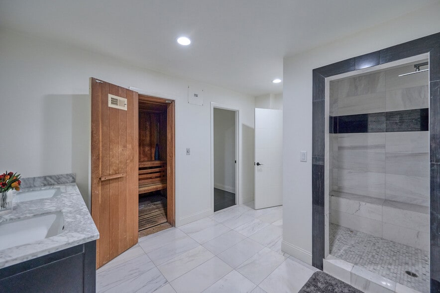 Building Photo - 121 S Palm Dr