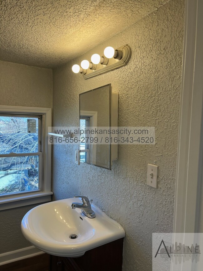 Building Photo - Spacious Upstairs Loft!