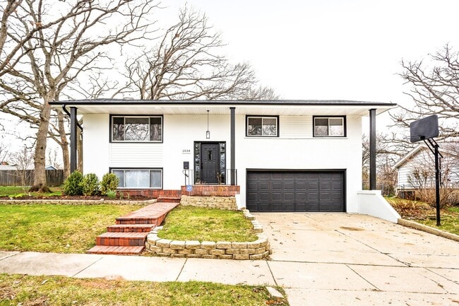 Primary Photo - 1034 Forest Ln