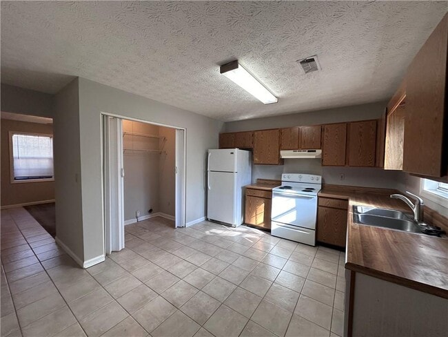 Building Photo - 502 Oakwood Ct