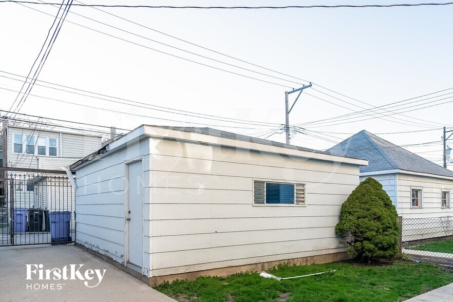 Building Photo - 3916 N Sawyer Ave
