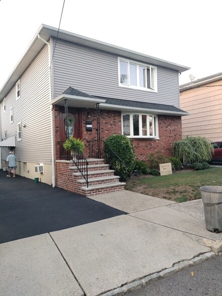 Primary Photo - 34 Hilton St