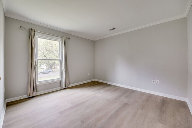 Building Photo - Beautiful 3 bedroom 2 full bath Ranch on a cul-de-sac in Charlotte's Walnut Creek community.