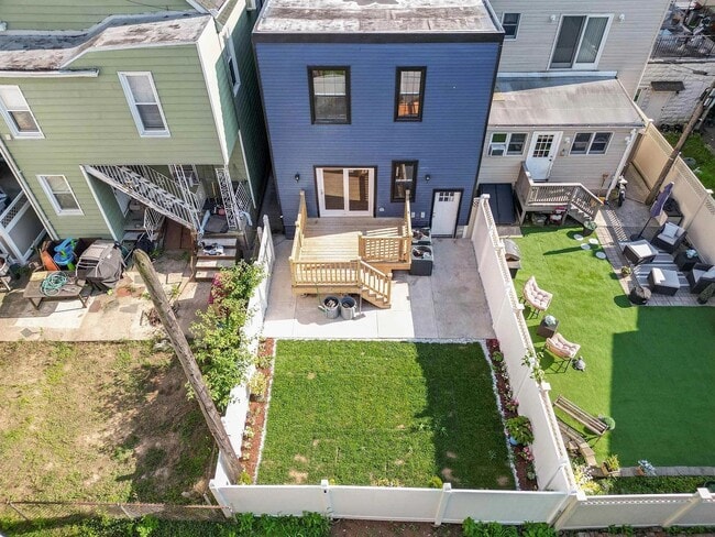 Building Photo - 133 W 4TH St