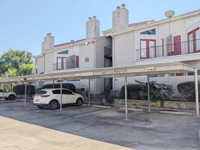 Building Photo - 10855 Meadowglen Ln