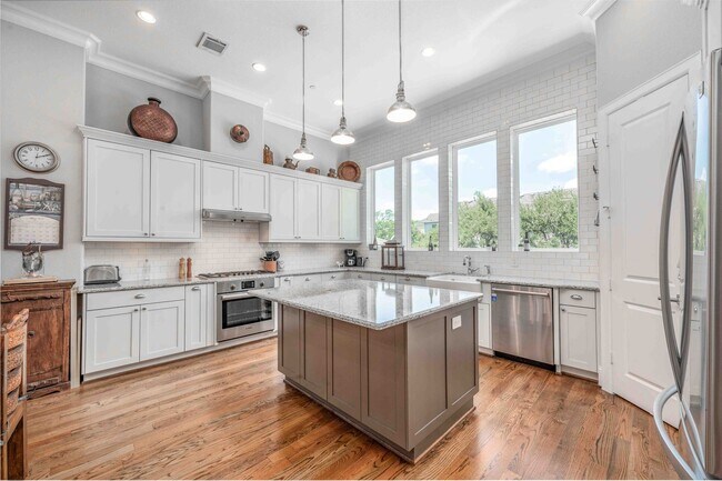 Building Photo - Luxury End Unit Rental with Elevator, Downtown Views, and Sky Deck ($150 off the second month!)