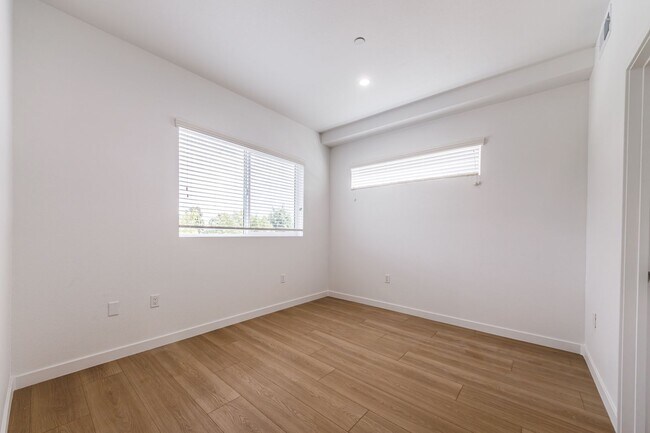 Building Photo - Brand-New Luxury Townhomes in NoHo