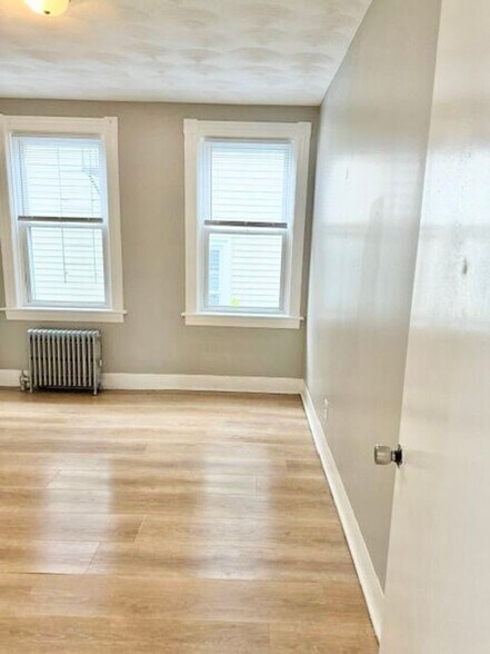 Building Photo - 457 Admiral St