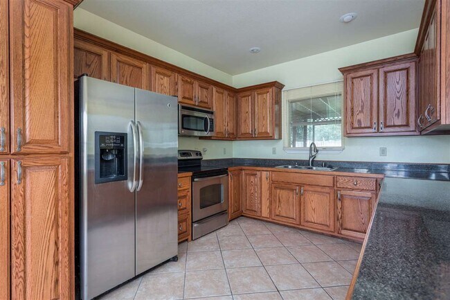 Building Photo - 901 Kings Way