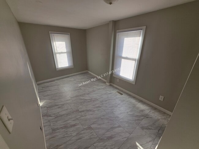 Building Photo - Cute 2 bedroom house with XL 2 car garage!