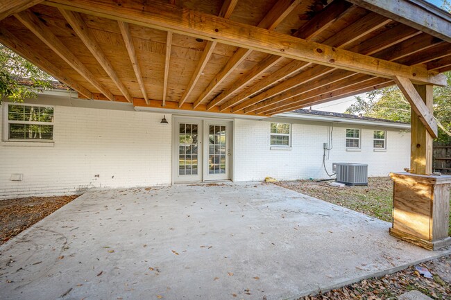 Building Photo - Adorable Rental Near Downtown Ocean Springs!