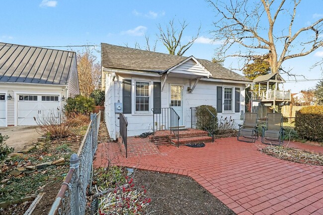 Building Photo - Cozy Cottage in Downtown Fredericksburg
