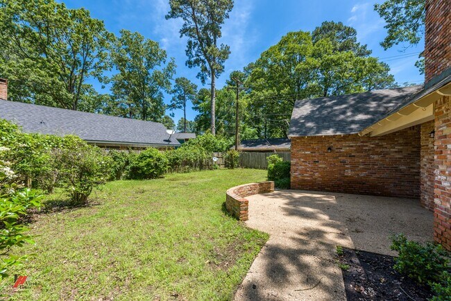 Building Photo - 656 Albemarle Dr