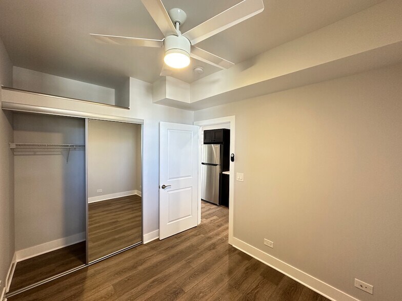 Building Photo - 3358 W Montrose Ave